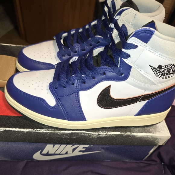 Nike Men\'s Royal Blue and White High-Top Sneakers